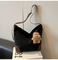 Bolso tote de ante negro con ribetes de cuero marrón y un colgante de perro de peluche - Negro con colgante