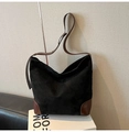 Bolso hobo minimalista de ante negro con ribete de cuero marrón y correa ajustable - Negro sin Colgante