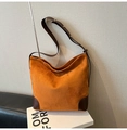 Sac seau hobo en daim orange avec bordure en cuir marron et bandoulière ajustable - Brun Sans Pendentif