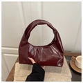 Borsa hobo minimalista rosso intenso lucida in ecopelle con finitura laccata da donna - Rosso