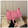 Roze schoudertas met krokodillentextuur, metalen klinknagels en hartvormig detail - Roze