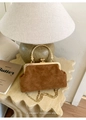 Details der braunen Wildledertasche mit Rich Rabbit Prägung und Goldrahmen - Braun