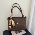 Borsa tote in pelle marrone PU con cuciture bianche a contrasto e sciarpa di seta decorativa - Marrone Scuro (Stile Cerniera Diagonale)