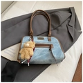 Details der blauen Vintage-Tasche mit braunem Ledergriff und Plüschbär-Anhänger - Mit Anhänger / Blau