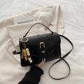 Borsa nera elegante con motivo a coccodrillo, ciondolo in legno e manico superiore - Nero con ciondolo