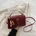 Elegante borsa rossa scura con motivo a coccodrillo, chiusura oro e perline - Rosso con Pendente