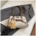 Nahaufnahme der Retro-Beige Wildleder-Einkaufstasche mit braunem Leder und Bären-Anhänger - Mit Anhänger / Gebrochenes Weiß