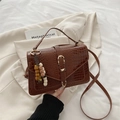 Borsa a mano marrone coccodrillo con fibbia dorata e ciondolo di perline alla moda - Marrone con ciondolo