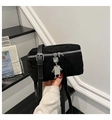 Detail van zwarte suède vierkante crossbodytas met zilveren rits en schattige metalen robothanger - Zwart