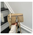 Detail van matte suède crossbodytas met een zilveren robotbedel en verstelbare riem - Khaki