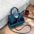 Borsa tote blu scuro con stampa serpente, chiusura a triangolo in metallo e tracolla - Blu