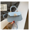 Lichtblauwe stro patchwork crossbody tas met gouden M-gesp en lederen handvat - Blauw