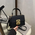 Elegante borsa a tracolla nera opaca con audace fibbia geometrica a catena dorata - Con pochette piccola / Nero