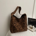 Grande borsa tote leopardata in pelle scamosciata con tracolla larga per stile invernale - Stampa leopardata