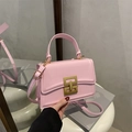 Borsa a tracolla rosa in pelle PU con chiusura geometrica dorata e manico fisso - Con pochette piccola / Rosa