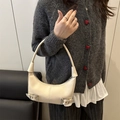 Κομψή δερμάτινη τσάντα hobo σε off-white χρώμα με ασημένιες μεταλλικές λεπτομέρειες - Ζαχαρί