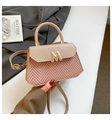 Schoudertas van beige leer en lichtbruin weefsel met gouden M-gesp detail - Khaki
