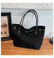 Nahaufnahme der schwarzen matten Shopper-Tasche mit Gürtelschnalle und Leder-Schultergurt - Schwarz
