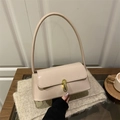 Sac baguette chic en cuir verni crème avec un fermoir en métal doré cylindrique - Kaki