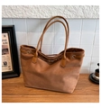 Detailaufnahme der camelfarbenen Wildleder-Tote-Bag mit Kordelzug und Metallschnalle - Braun