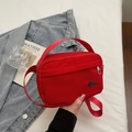 Borsa a tracolla in nylon rosso impermeabile con tracolla regolabile e logo in metallo - Borgogna