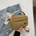 Sac bandoulière carré en nylon kaki minimaliste avec fermeture éclair et sangle - Khaki