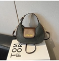 Détail du sac hobo en tissu mat gris, garniture en cuir marron et boucle en métal doré - Gris Sans Pendentif