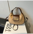 Détail de la texture cuir vintage et suédine kaki sur ce sac à main hobo élégant - Kaki (Sans Pendentif)