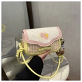 Détail du sac bandoulière à carreaux roses avec motif cœur, nœud et porte-clés ours - Avec Pendentif / Abricot Jaune Rose