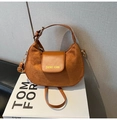Détail du sac à bandoulière vintage mat avec logo doré sur texture daim élégante - Brun Sans Pendentif