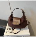 Détail macro du sac hobo marron foncé montrant la texture du daim et du cuir - Brun Sans Pendentif
