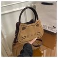 Detalle de bandolera con forma de gato con bordado de felpa y correa ajustable - Marrón