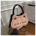 Detalle del bolso bandolera de gato en felpa rosa con bordados y asa de cuero elegante - Rosa