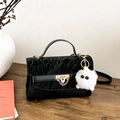 Piccola borsa a tracolla nera in velluto con chiusura dorata e ciondolo peluche - Black (With Doll Pendant)