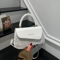 Elegante witte vierkante okseltas met gouden hardware en modieuze tekst - Wit