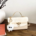 Elegante borsa crema con motivo marmorizzato, chiusura dorata e ciondolo di peluche - Beige Con Pendente di Peluche