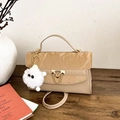 Mini borsa a mano beige con texture increspata, catena dorata e ciondolo di peluche - Cachi Con Pendente di Peluche