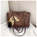 Dettaglio della borsa tote marrone scuro con cuciture bianche e sciarpa di seta decorativa - Marrone