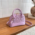 Elegante lavendelfarbene Shell-Tasche mit aufwendiger Stickerei und Gold-Hardware - Lila