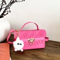 Borsa magenta a tracolla con trama a pieghe, finiture dorate e ciondolo di peluche su legno - Rosa (Con Ciondolo Bambola)