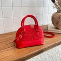 Elegante rote Muscheltasche mit Sticktextur, Doppelreißverschluss und Gold-Metallbeschlägen - Rot