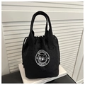 Borsa a secchiello nera in nylon impermeabile con logo orsetto e chiusura a lacci - Nero