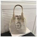 Borsa a secchiello beige impermeabile con coulisse, logo nero e manico morbido - Cachi