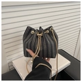 Minimalistische gewebte Beuteltasche in Schwarz-Weiß mit Perlenanhänger und Goldkette - Schwarz