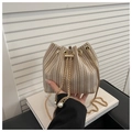 Schicke gewebte Beuteltasche aus beige Textil mit Fischgrätmuster und Perlen-Details - Khaki
