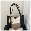 Detalle del bolso tote de cuero tricolor con un pañuelo de seda decorativo en el asa - Caqui