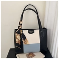 Detalle del bolso tote de bloques de color con pañuelo de seda y textura cuero - Azul