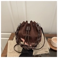 Dunkelbraune matte Wildleder Eimertasche mit gewebtem Griff und Kordelzug - Braun