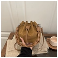 Braune matte Wildleder Beuteltasche mit geflochtenem Griff und Kordelzug für Damen - Braun