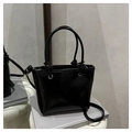 Bolso tote de charol negro brillante con detalle de nudo y correa de hombro ajustable - Negro